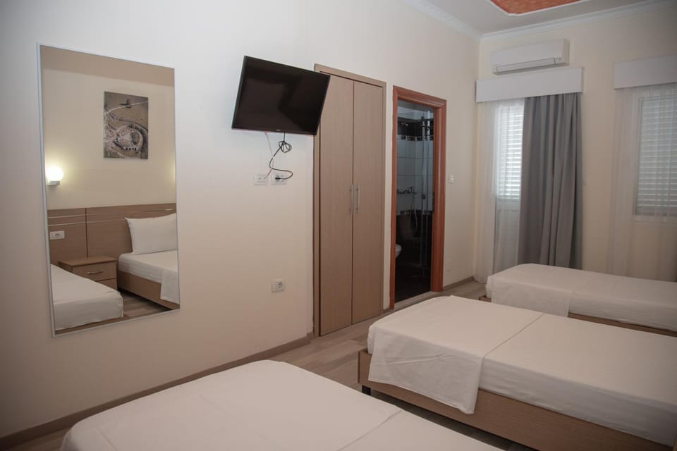 Bed, TV and multimedia, Bedroom