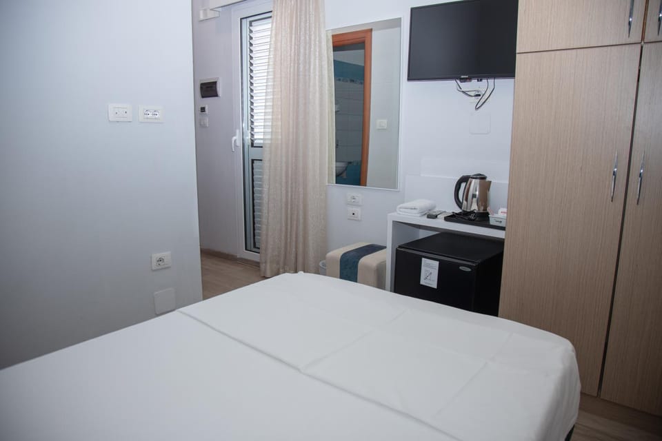 Bed, TV and multimedia, Bedroom