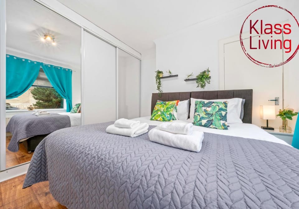 Bed, Decorative detail, Bedroom, Guests, group of guests, cot, Family