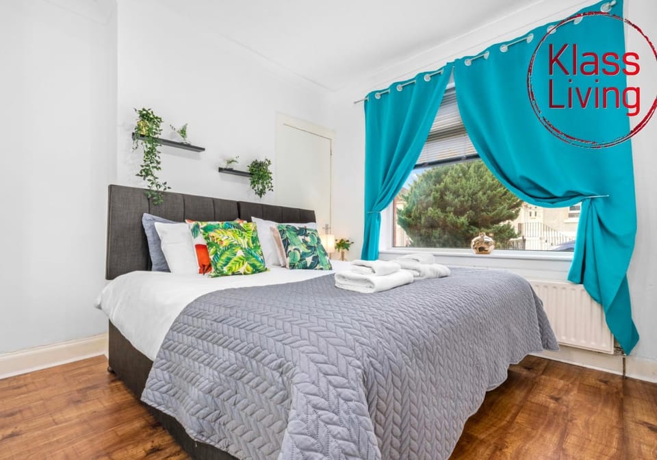 Bed, Decorative detail, Bedroom, Guests, group of guests, cot, Family