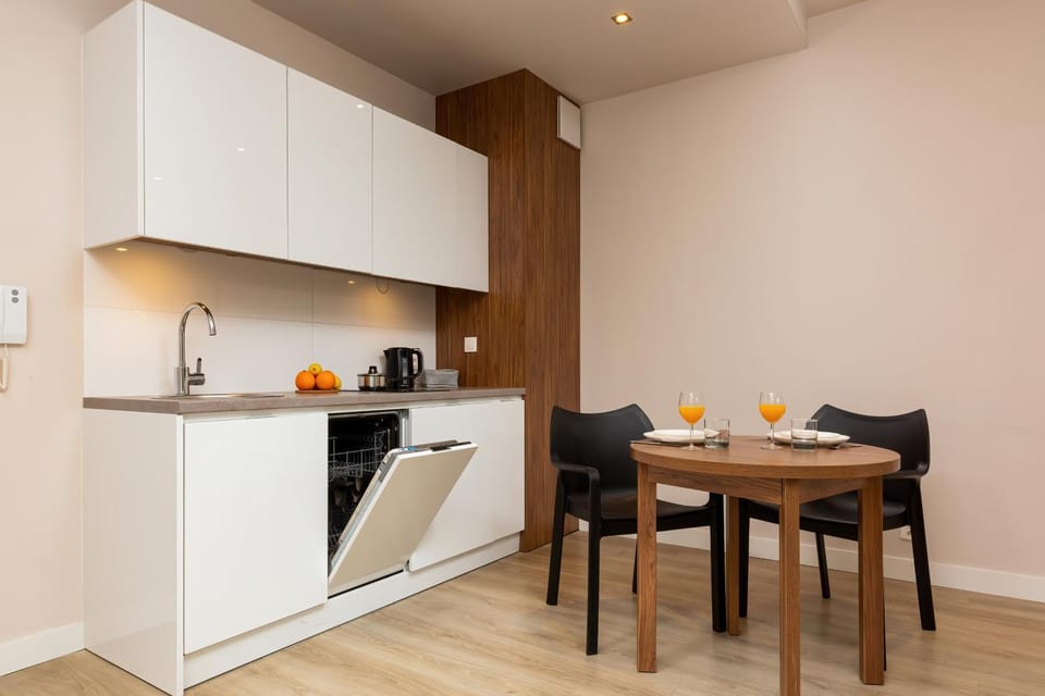 Kitchen or kitchenette, Dining area