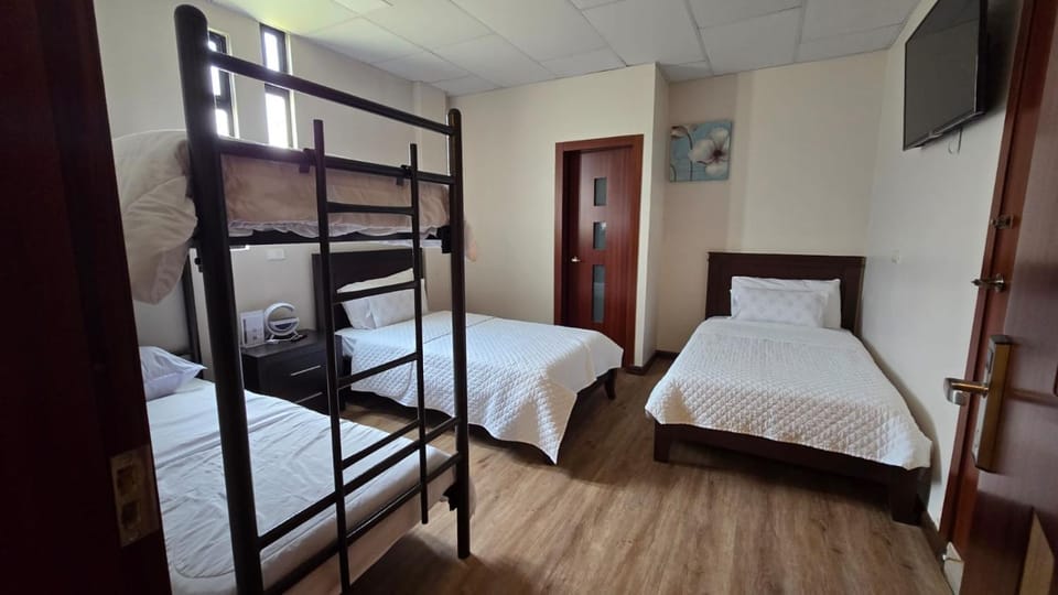 Bed, TV and multimedia, Photo of the whole room, Bedroom, bunk bed