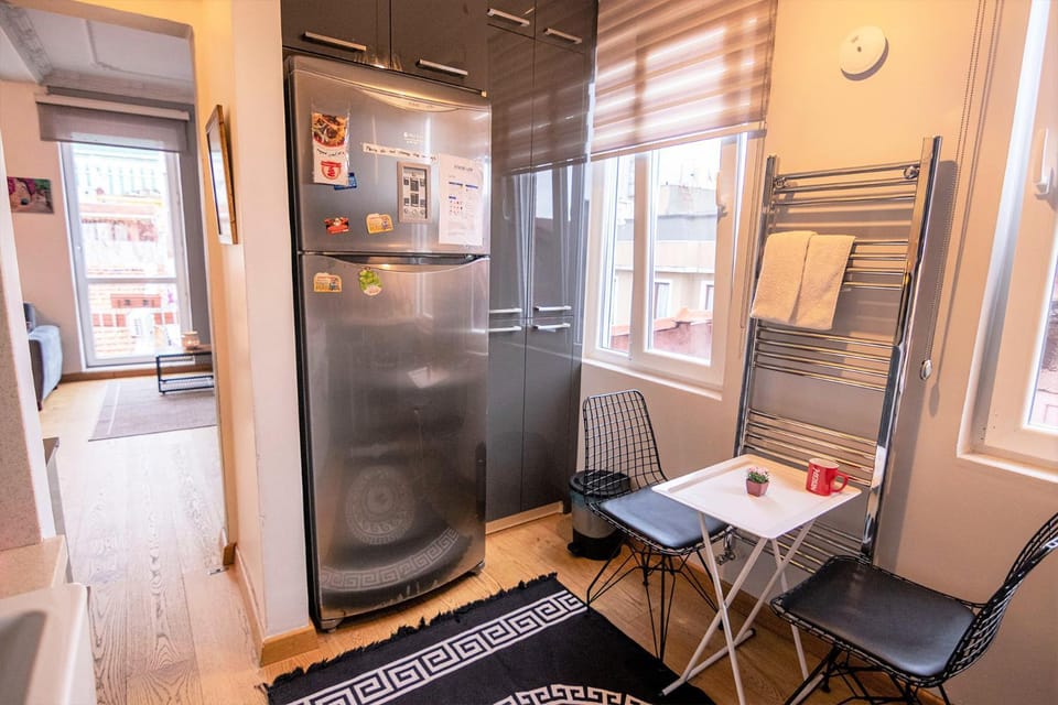 Kitchen or kitchenette, Living room, Seating area, oven