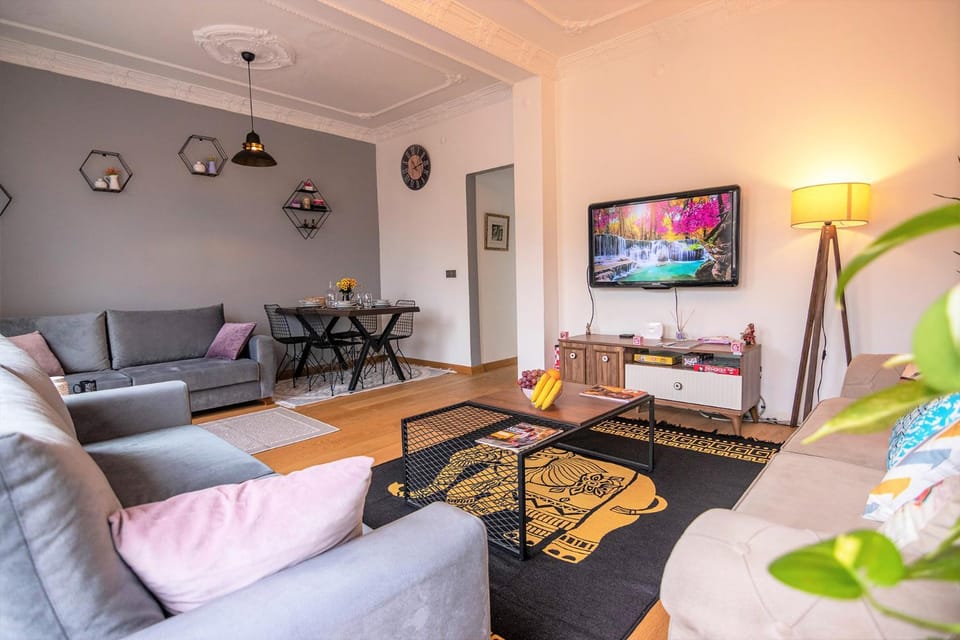 Communal lounge/ TV room, TV and multimedia, Living room, Seating area, Evening entertainment