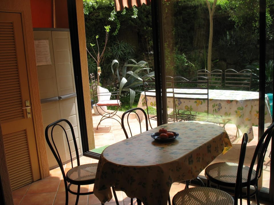 Appartement de charme wi-fi ,clim, garage jardin privés, piscine environnement arboré Apartment in Cannes