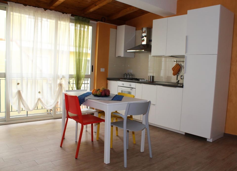 Kitchen or kitchenette, Seating area, Dining area