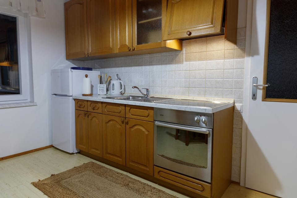 Kitchen or kitchenette, pet friendly, stove