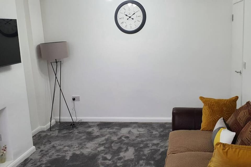 Exquisite and Modern 2 bed Maisonette Apartment in London Borough of Hounslow