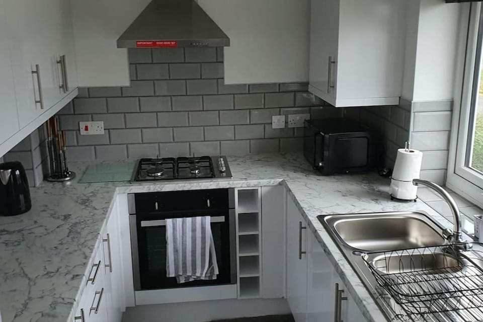 Exquisite and Modern 2 bed Maisonette Apartment in London Borough of Hounslow