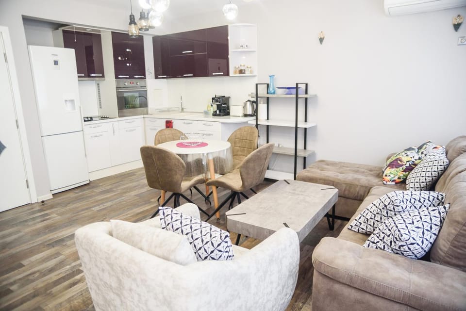 Kitchen or kitchenette, Living room