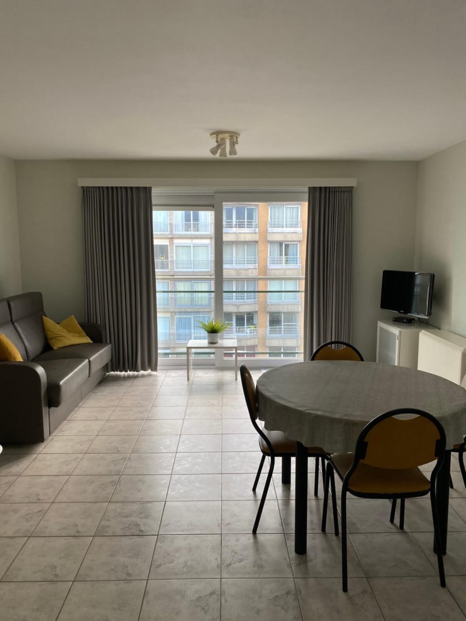 Appartement met aparte slaaphoek, garage en balkon Apartment in Middelkerke