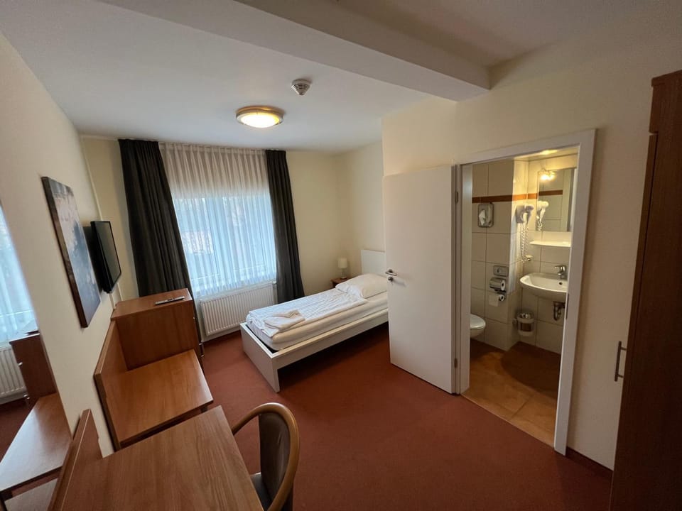 Bed, TV and multimedia, Bedroom, towels, wardrobe