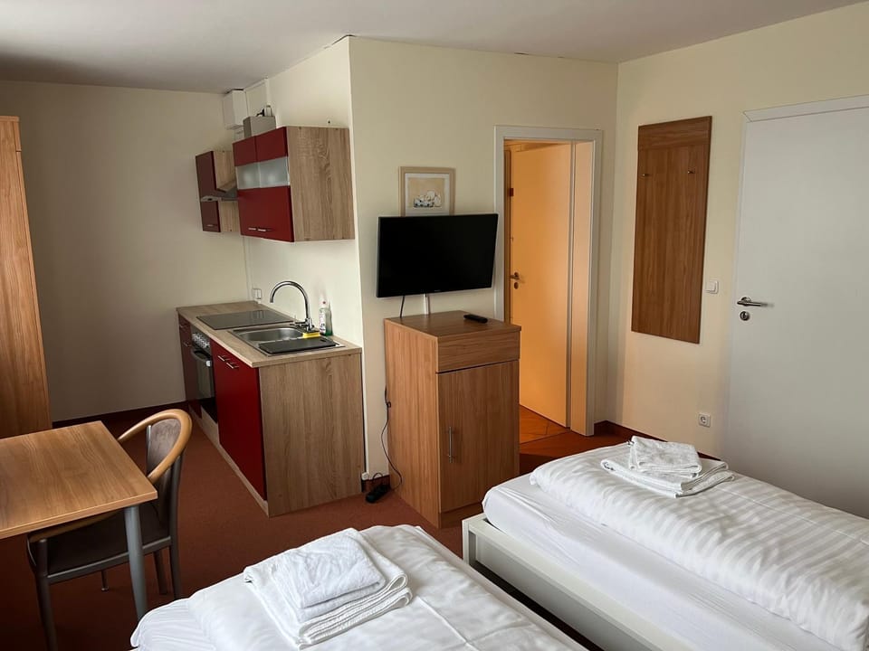Communal lounge/ TV room, Bed, TV and multimedia, Kitchen or kitchenette, Photo of the whole room, Bedroom, hair dresser, oven, wardrobe