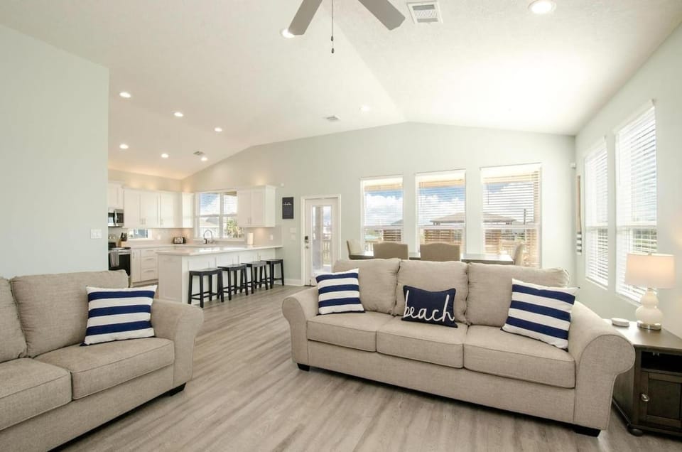 Kitchen or kitchenette, Living room, Photo of the whole room, Decorative detail, Seating area, Dining area
