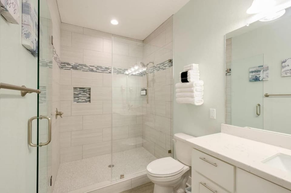 Shower, Toilet, Bathroom, Decorative detail, towels