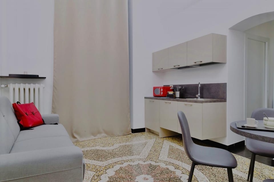 Coffee/tea facilities, Kitchen or kitchenette, Living room, Seating area, Dining area, minibar, stove