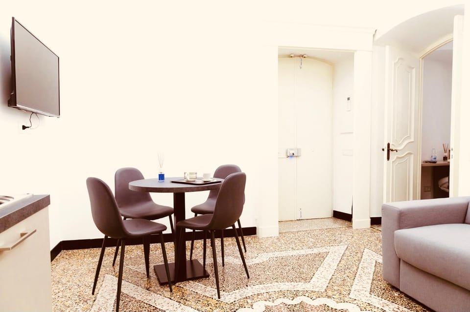 Communal lounge/ TV room, TV and multimedia, Living room, Seating area, Dining area, Evening entertainment