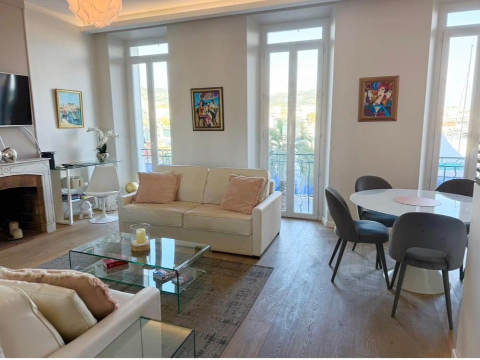 Cannes Old Port, SEAFRONT & SEAVIEWS Apartment in Cannes