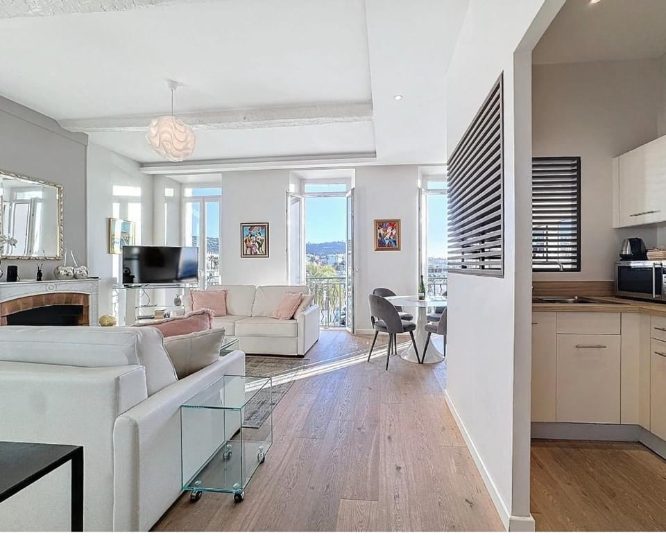 Cannes Old Port, SEAFRONT & SEAVIEWS Apartment in Cannes