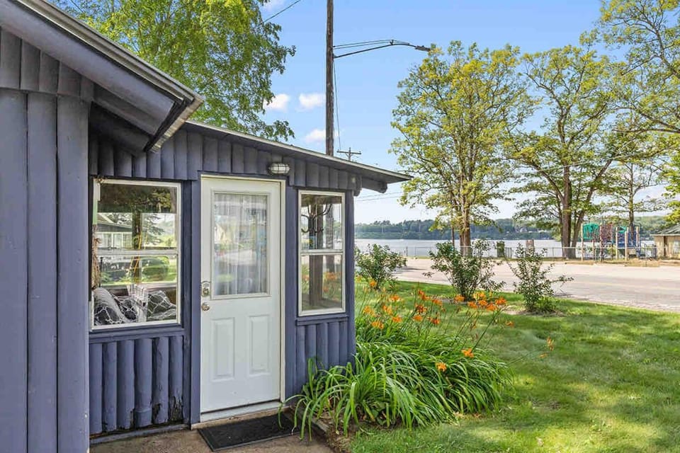 Cozy pet-friendly cabin with dock, firepit, bikes, BBQ Cabin in Michigan