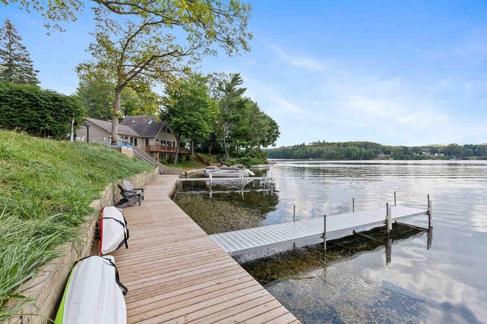 Cozy pet-friendly cabin with dock, firepit, bikes, BBQ Cabin in Michigan