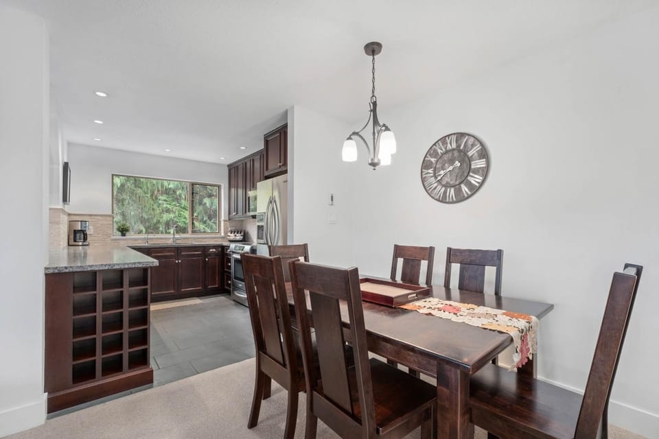 3BR in Gleneagle, Soaker Tub with Skylight, Wood Burning Fireplace, Spacious Layout House in Whistler