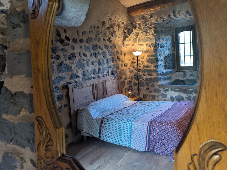 Élégante maison de maître XVIIIe, jardin clos 500m², nature, proche Puy-en-Velay, 11 pers., cosy & confort - FR-1-582-315 House in Auvergne-Rhône-Alpes