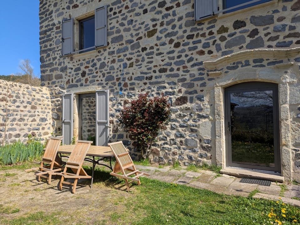 Élégante maison de maître XVIIIe, jardin clos 500m², nature, proche Puy-en-Velay, 11 pers., cosy & confort - FR-1-582-315 House in Auvergne-Rhône-Alpes