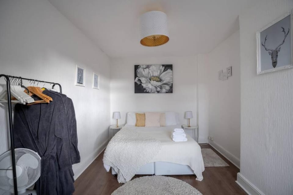 Bed, Bedroom, towels, wardrobe
