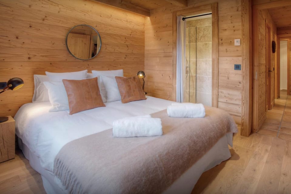 Shower, Bed, Photo of the whole room, Bedroom