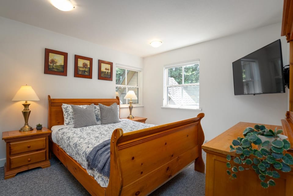 Bed, TV and multimedia, Bedroom