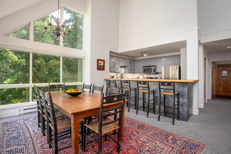 Kitchen or kitchenette, Seating area, Dining area