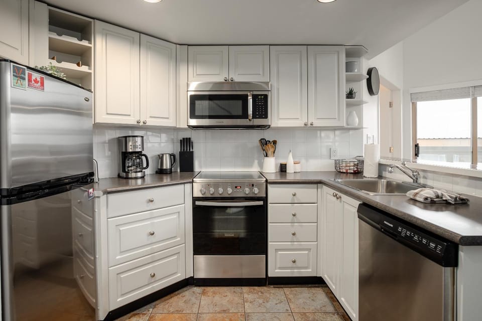 Kitchen or kitchenette, dishwasher, stove, toaster
