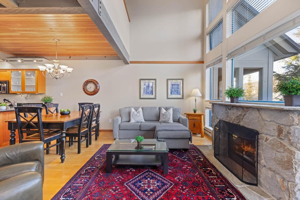 3BR in Greystone Lodge, Ski In, Ski Out, Pool and Hot Tub, Epic Location House in Whistler