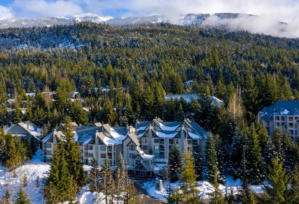 2BR plus Loft in Wildwood Lodge, Free Ski Bus, Hot Tub and Pool, Private Patio, Parking House in Whistler