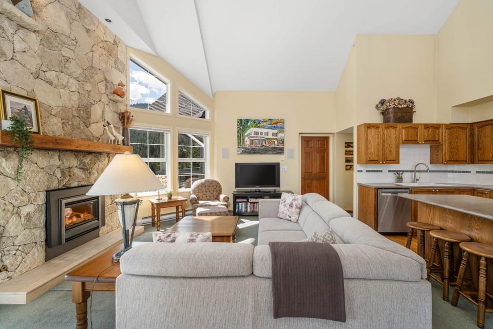 2BR in The Lynx, Family Sized, Mountain Views, Private Balcony, Tranquil Location, Parking House in Whistler