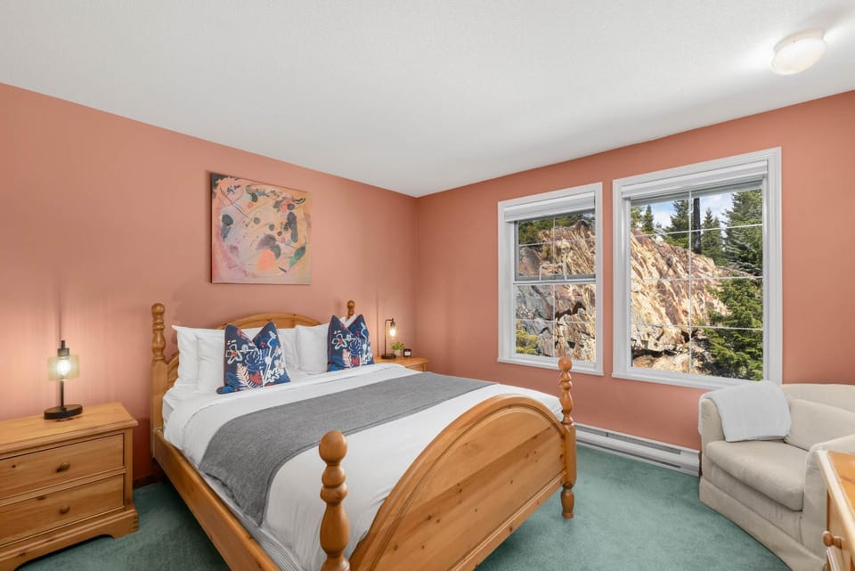 2BR in The Lynx, Family Sized, Mountain Views, Private Balcony, Tranquil Location, Parking House in Whistler