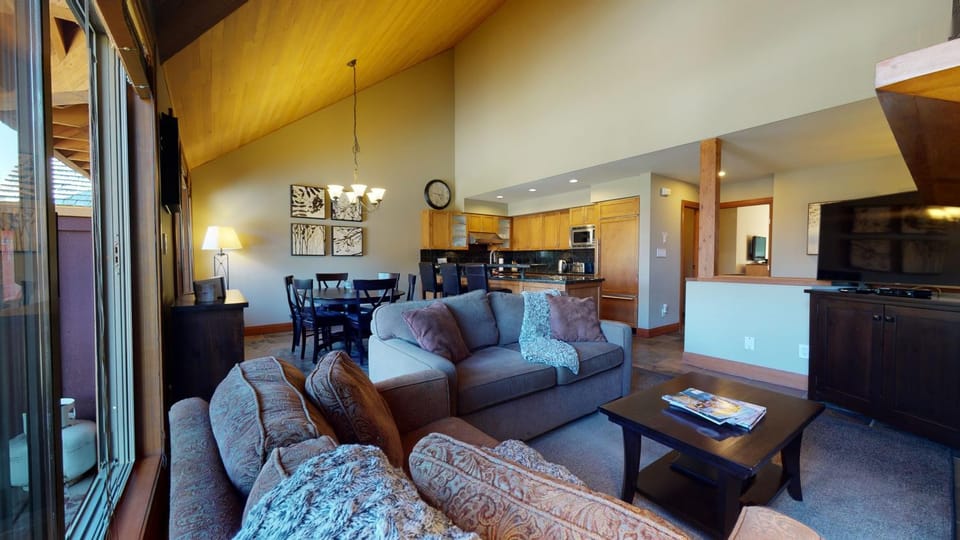 Kitchen or kitchenette, Living room, Dining area