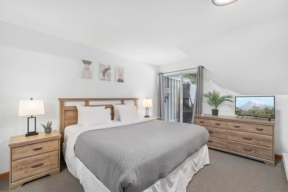 3BR in Lagoons, King Bed, Private Balcony, Village Location, Parking House in Whistler