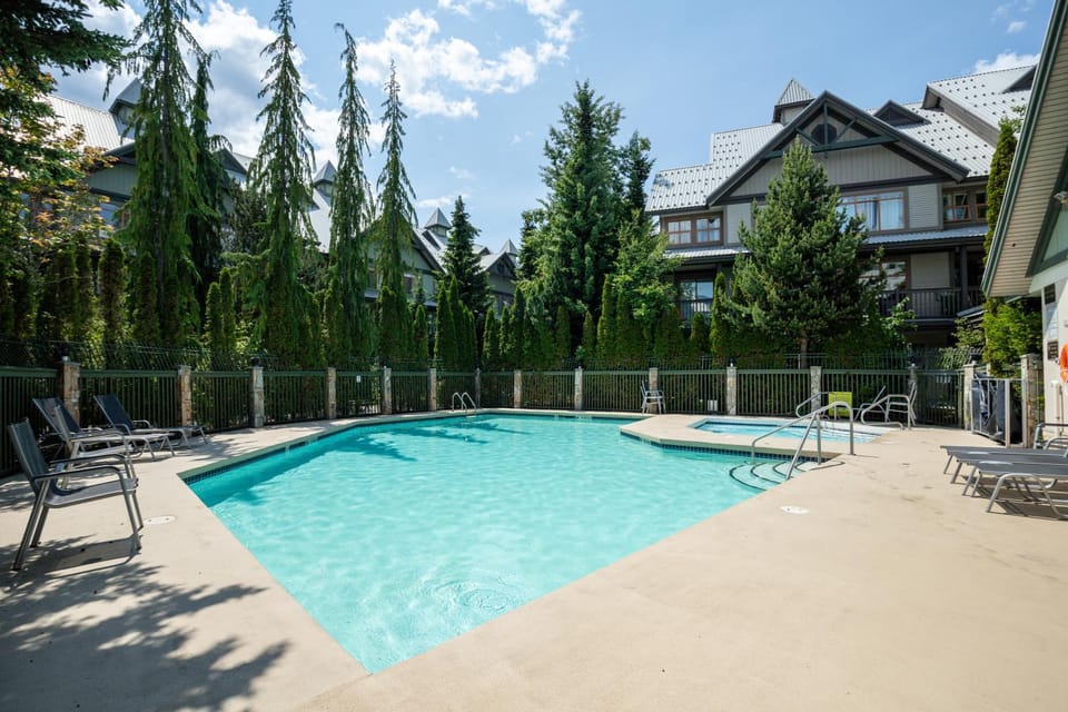 Property building, Swimming pool, sunbed