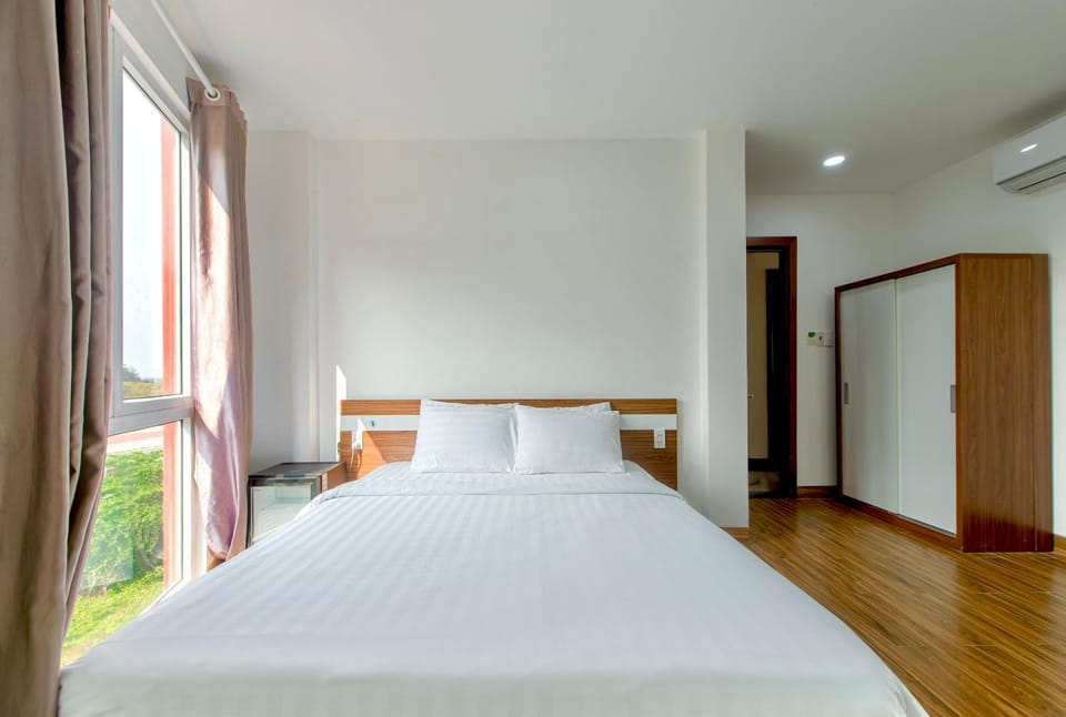 Bed, Photo of the whole room, Bedroom, wardrobe, air conditioner