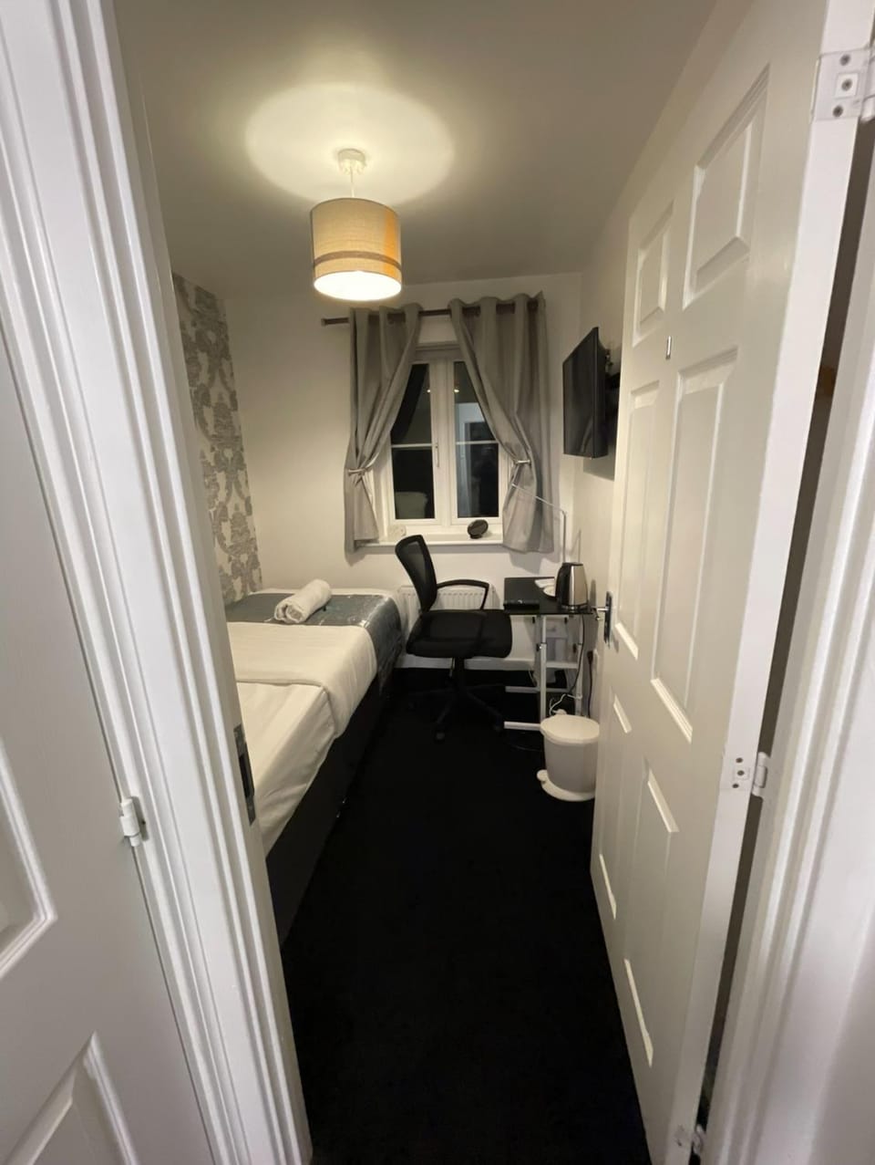 Bed, Bathroom, TV and multimedia, Photo of the whole room, Bedroom, towels