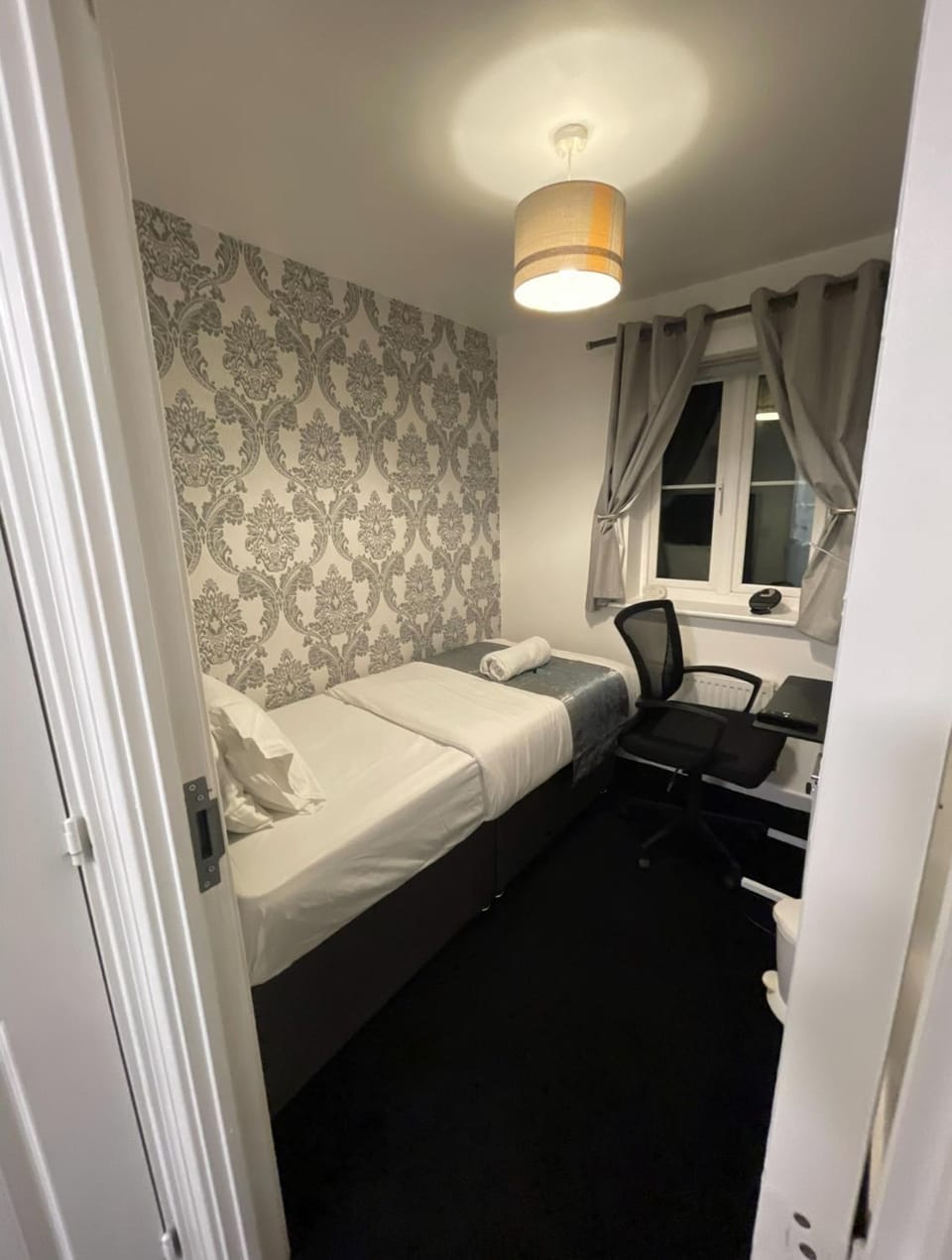 Bed, Photo of the whole room, Bedroom