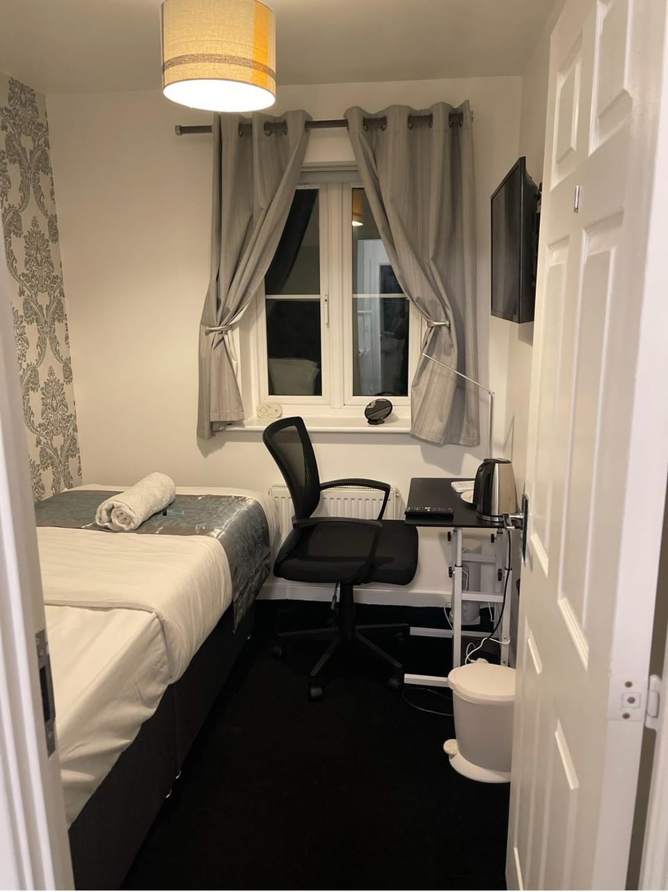 Bed, TV and multimedia, Photo of the whole room, Bedroom