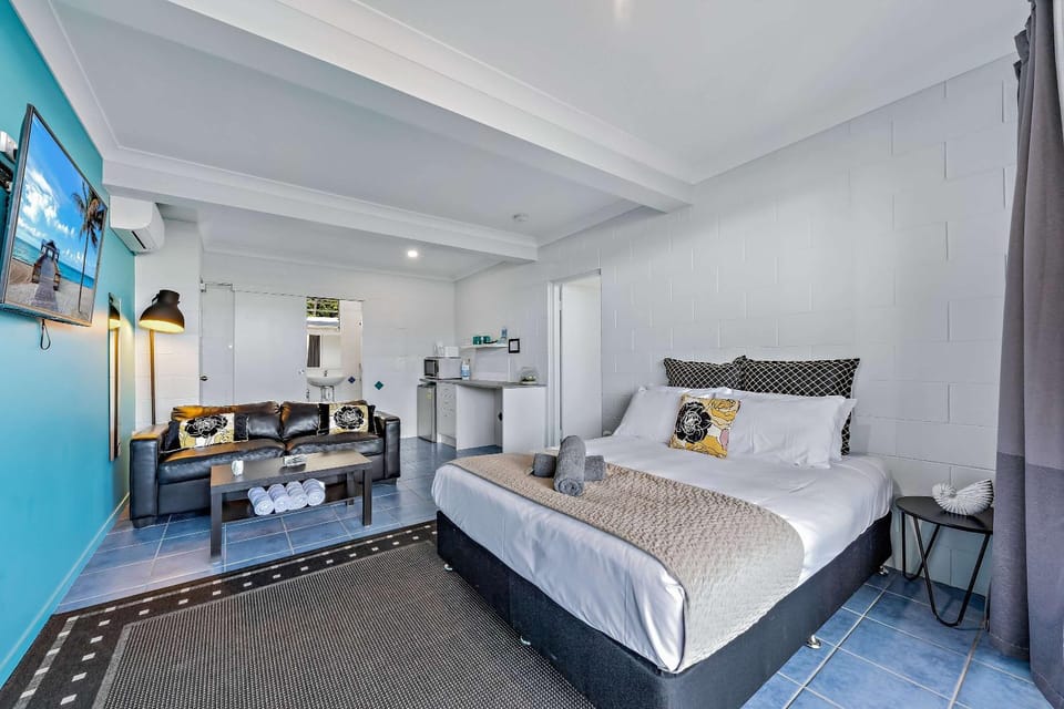 Bed, Living room, Seating area