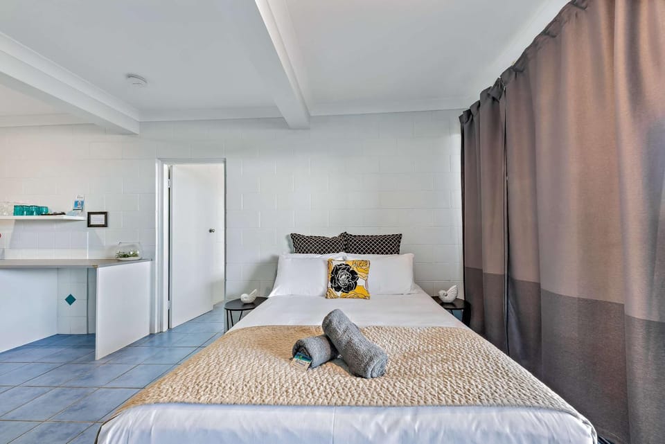 Bed, towels