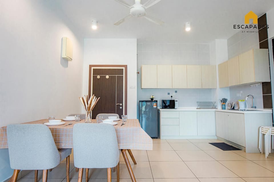Kitchen or kitchenette, Dining area, fireplace, minibar