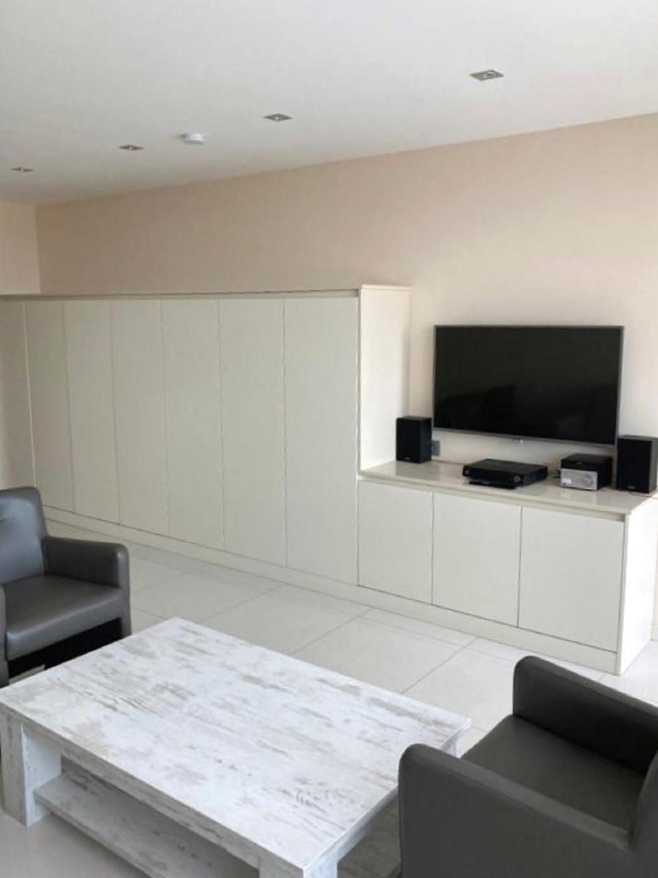 TV and multimedia, Living room, Seating area, Evening entertainment
