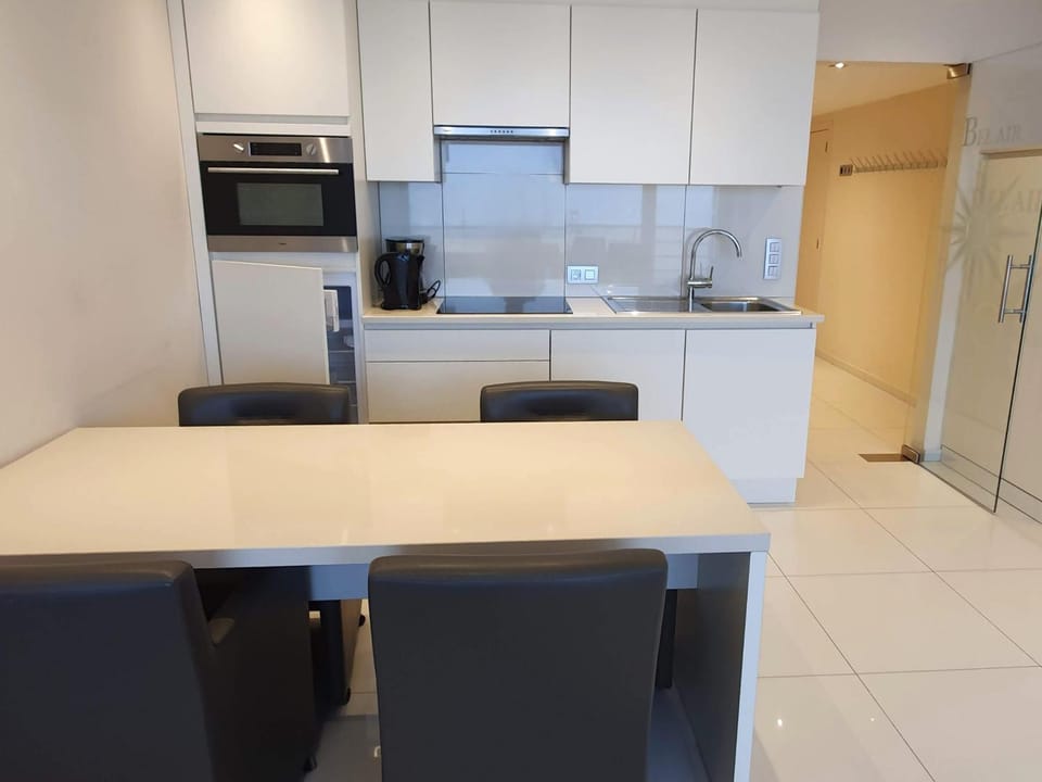 Kitchen or kitchenette, Dining area, oven, pet friendly, stove
