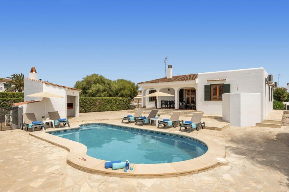 Property building, Patio, Day, Pool view, Swimming pool, Swimming pool, sunbed